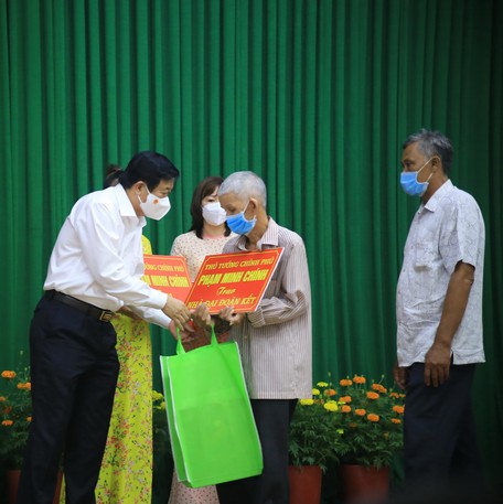 Bí thư Tỉnh ủy- Bùi Văn Nghiêm trao tặng quà của Thủ tướng cho người dân huyện Vũng Liêm, Tam Bình.