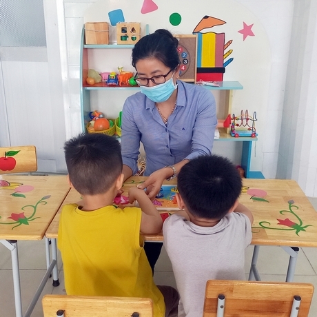 Cô Đoàn Thị Diễm Linh trong một buổi lên lớp với trẻ khuyết tật, trẻ tự kỷ tại Cơ sở 4 thuộc Trung tâm Công tác xã hội tỉnh