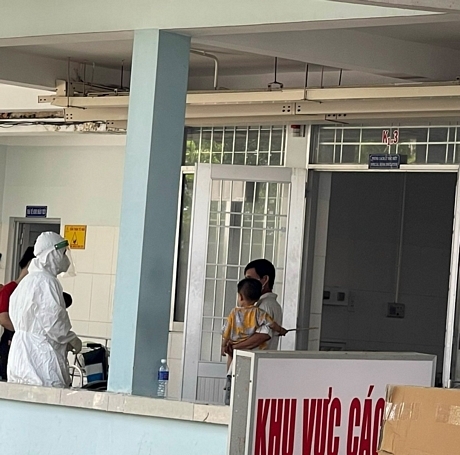 Trẻ nhỏ mắc COVID-19 được theo dõi, điều trị tại Trung tâm Y tế huyện Tam Bình.