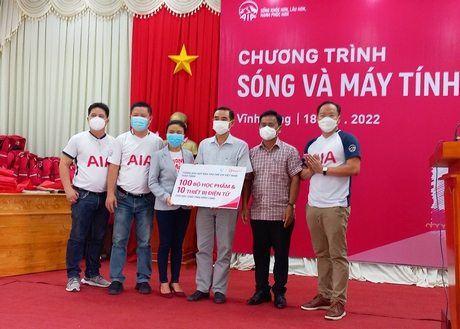 AIA Việt Nam trao tặng séc tượng trưng đến đại diện Quỹ Bảo trợ trẻ em Việt Nam tỉnh Vĩnh Long