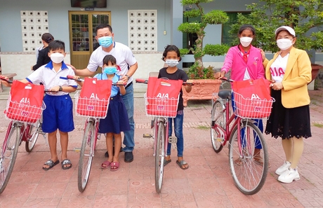 Văn phòng Tổng Đại lý AIA Vĩnh Long trao tặng xe đạp cho các em học sinh.