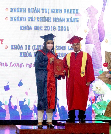  23 lưu học sinh Lào được trao bằng tốt nghiệp trong dịp này.