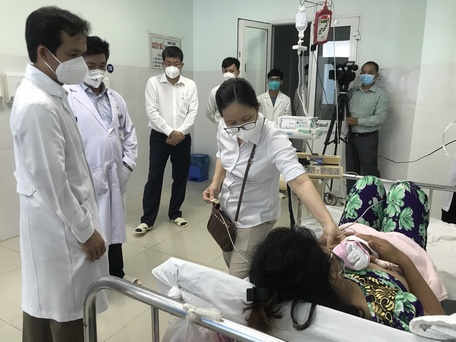 Đoàn đến khảo sát tại khu Hồi sức Tích cực chống độc tại khoa Nhi Bệnh viện Đa khoa Vĩnh Long.