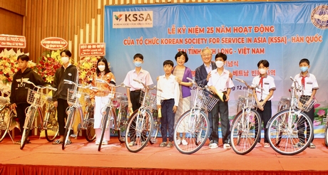 Tổ chức KSSA trao tặng xe đạp cho học sinh khó khăn tỉnh Vĩnh Long.