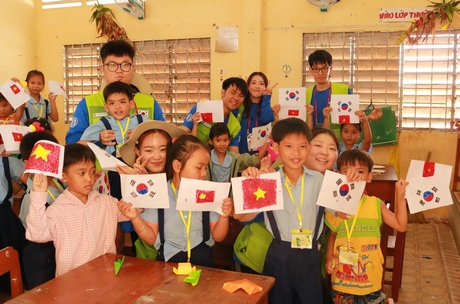 Mối quan hệ hữu nghị giữa Hàn Quốc - Việt Nam ngày càng thắt chặt thông qua các hoạt động thiện nguyện, giao lưu văn hóa.