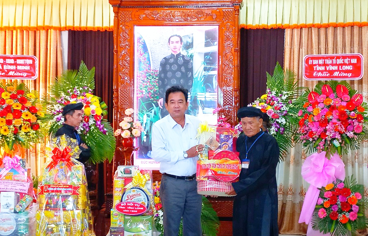 Ông Nguyễn Văn Hồng Quân - Phó Giám đốc Sở Nội vụ tỉnh đến dự đại lễ và tặng quà chúc mừng.
