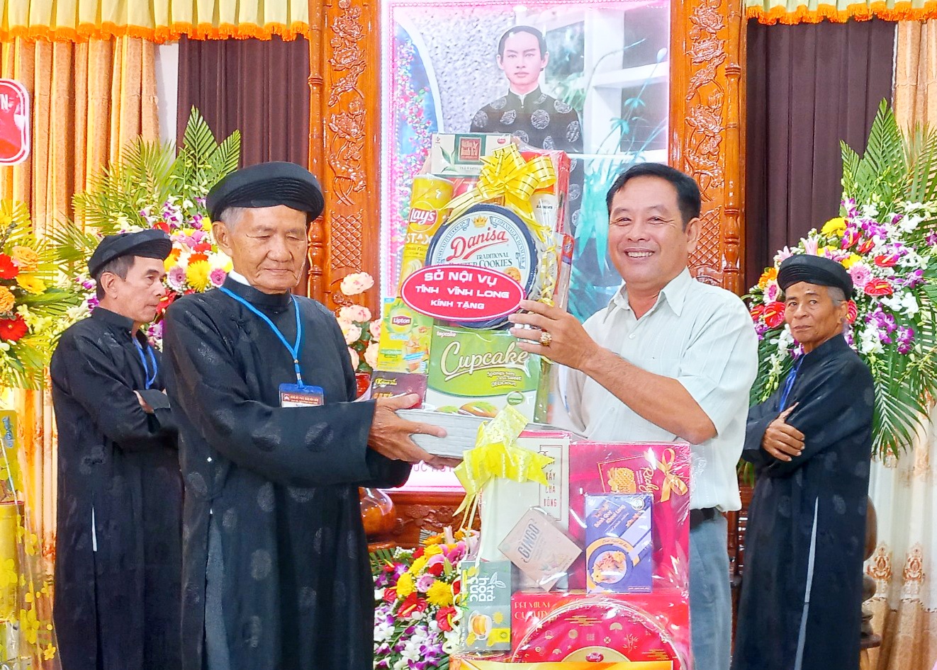 Ông Lê Văn Nghiệp - Trưởng phòng Dân tộc tôn giáo Ban Dân vận Tỉnh ủy đến dự đại lễ và tặng quà chúc mừng.