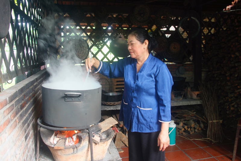 Một gian bếp xưa ở homestay Út Trinh góp phần tái hiện lại không gian xưa đậm chất miền Tây.