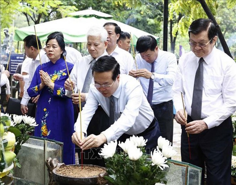 Chủ tịch nước Võ Văn Thưởng dâng hương tại phần mộ Liệt sĩ, Anh hùng Lực lượng vũ trang nhân dân Võ Thị Sáu tại Nghĩa trang Hàng Dương.