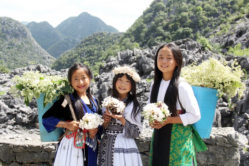Những em bé đồng bào dân tộc với những quẩy tấu đầy hoa rừng, hoa dại rực rỡ đón chào du khách đến với vùng đất địa đầu Tổ quốc.