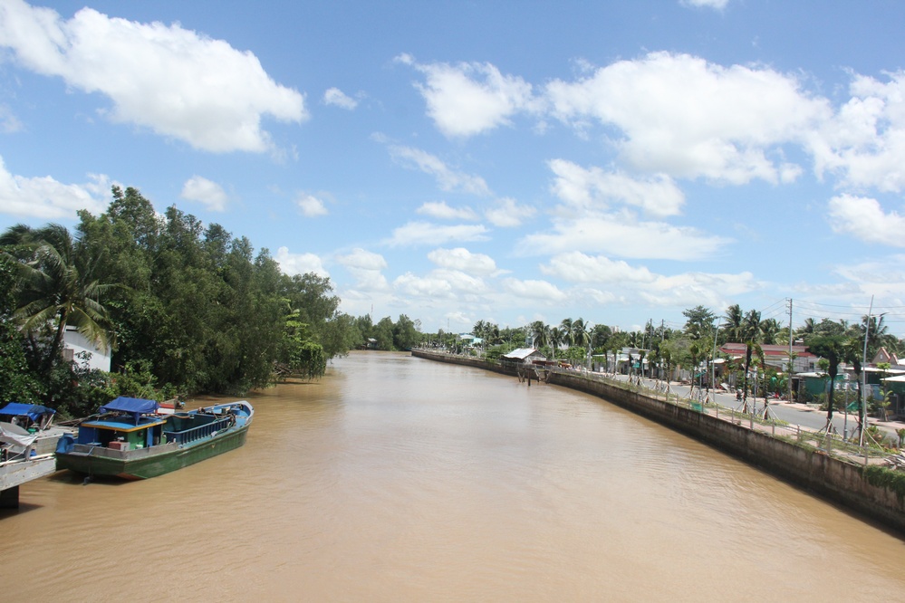 Sông Cái Cá chảy trong thành phố, đoạn qua bờ kè Phường 2 thuộc dự án đê bao chống ngập TP Vĩnh Long- khu vực sông Cái Cá. 
