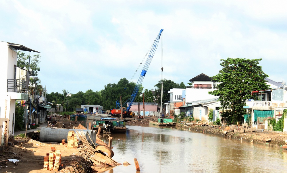 Hiện công trình cải tạo sông Cầu Lầu cũng đang được triển khai thi công.