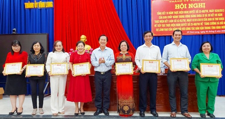 Ông Nguyễn Thanh Hà - Chủ tịch HĐND TP Vĩnh Long trao giấy khen cho các cá nhân xuất sắc.