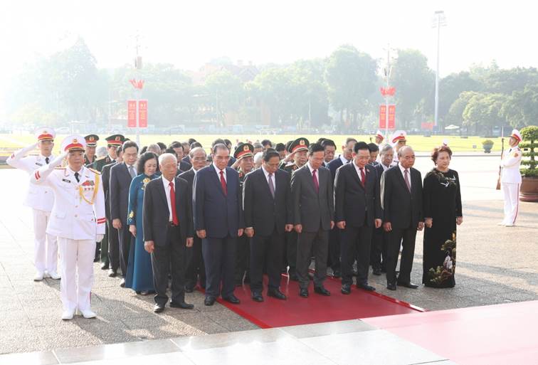  Đoàn vào Lăng viếng Chủ tịch Hồ Chí Minh. (Ảnh: Quang Phúc)
