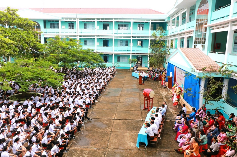 Trường THPT Phạm Hùng (Long Hồ) hòa trong không khí hân hoan của ngày hội khai trường. ẢNH: PHẠM PHONG