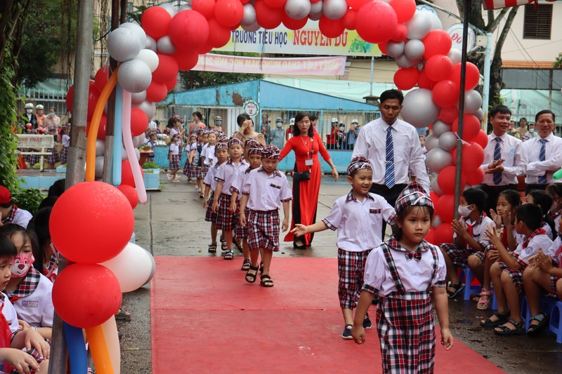 Lễ đón học sinh đầu cấp tại Trường Tiểu học Nguyễn Du (TP Vĩnh Long). ẢNH: CẨM HUỆ