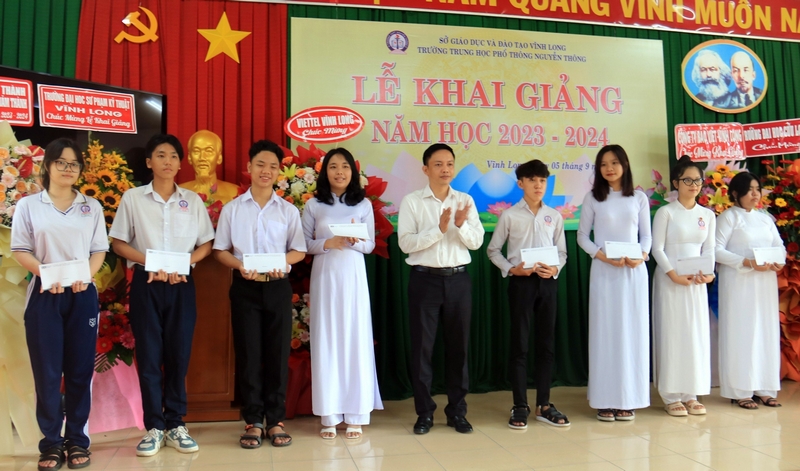 Có 66 suất học bổng được trao cho các em học sinh vượt khó học giỏi tại Trường THPT Nguyễn Thông (TP Vĩnh Long). ẢNH: NGỌC LIỄU