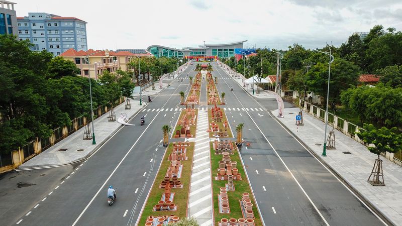“Con đường nghệ thuật gốm đỏ Vĩnh Long” nằm trên đường nối giữa đường Phạm Hùng với đường Võ Văn Kiệt (Phường 9, TP Vĩnh Long).