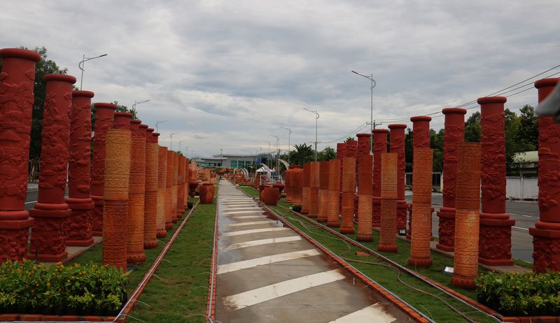 Có 25 ngàn sản phẩm gốm đỏ của 16 doanh nghiệp sản xuất, kinh doanh gốm trên địa bàn tỉnh được trưng bày tại đây.