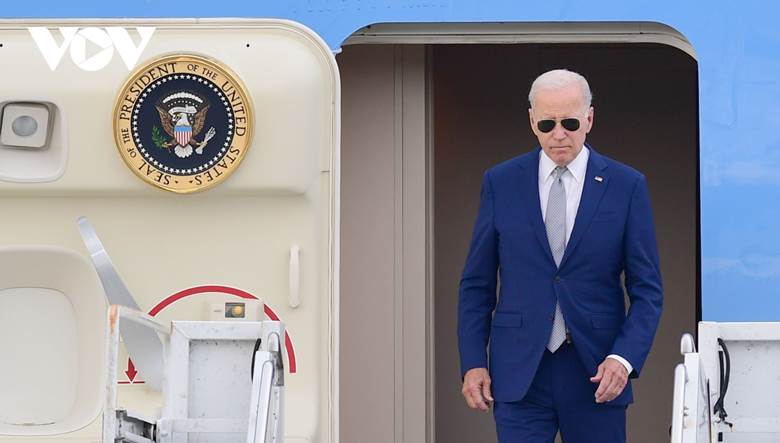 16h ngày 10/9, Tổng thống Hoa Kỳ Joe Biden cũng đoàn đã hạ cánh xuống sân bay Nội Bài, thăm cấp Nhà nước Việt Nam theo lời mời của Tổng Bí thư Nguyễn Phú Trọng.