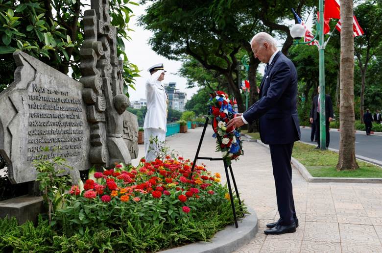 Trên đường ra sân bay, Tổng thống Biden đã tới đặt vòng hoa tại bia tưởng niệm cố Thượng Nghị sĩ John McCain bên Hồ Trúc Bạch (Ảnh: Reuters)