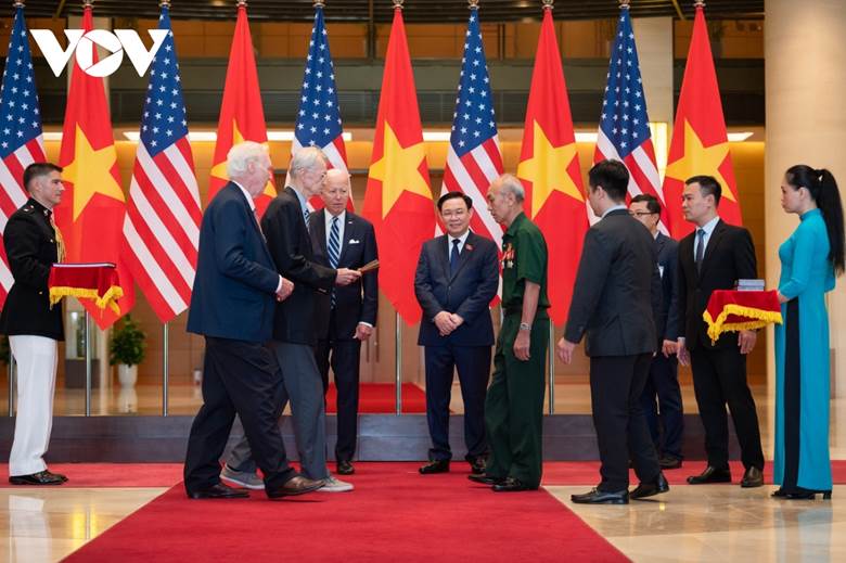 Tổng thống Biden và Chủ tịch Quốc hội Vương Đình Huệ chứng kiến lễ trao kỷ vật chiến tranh giữa các cựu binh của hai bên.