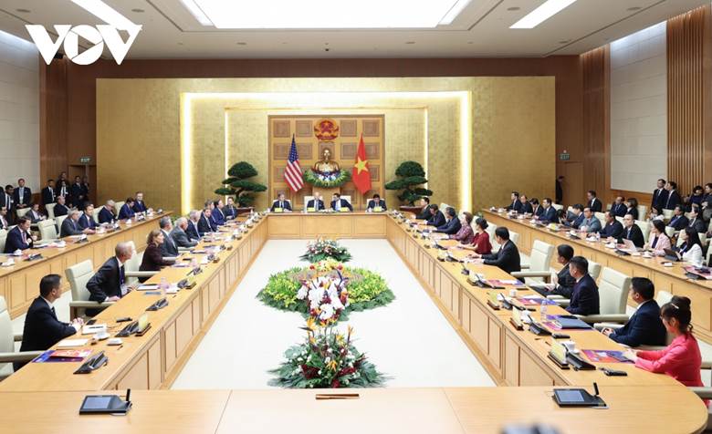  Tổng thống Mỹ Joe Biden và Thủ tướng Phạm Minh Chính đã cùng dự Hội nghị cấp cao Việt Nam - Hoa Kỳ về Đầu tư và Đổi mới sáng tạo. Hội nghị có sự tham dự của đại diện các bộ, ngành cùng nhiều doanh nghiệp Việt Nam - Hoa Kỳ. 