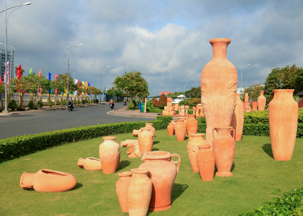Ngoài ra, con đường còn gây ấn tượng bởi các tiểu cảnh với trên 2.500 đơn vị sản phẩm gốm đỏ nhiều mẫu mã đa dạng, huy động từ 16 đơn vị sản xuất kinh doanh gạch gốm trên địa bàn tỉnh Vĩnh Long.