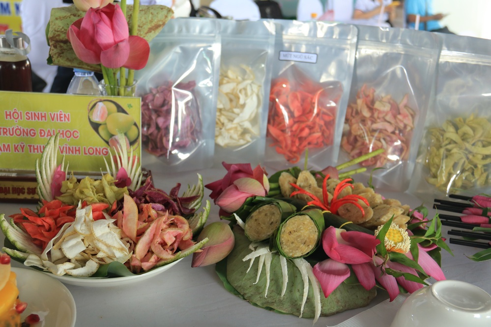 Tất cả các món ăn đều được chế biến từ những nguyên liệu là các loại nông sản đặc trưng của tỉnh Vĩnh Long.