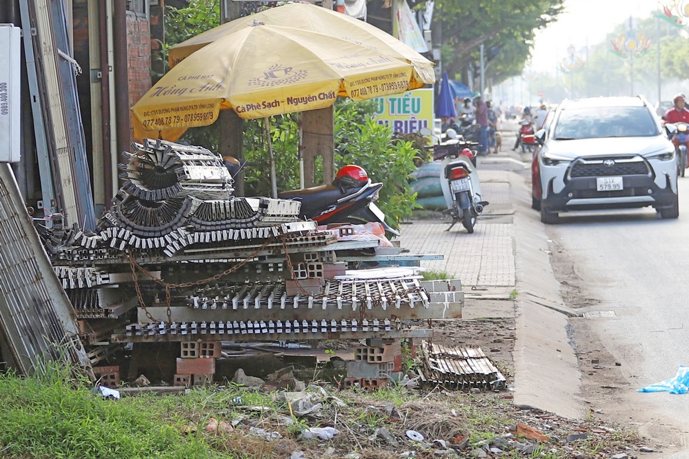 Hộ gia công nghề sắt trên đường Phạm Hùng, Phường 9 chiếm vỉa hè để vật liệu đã nhiều năm.