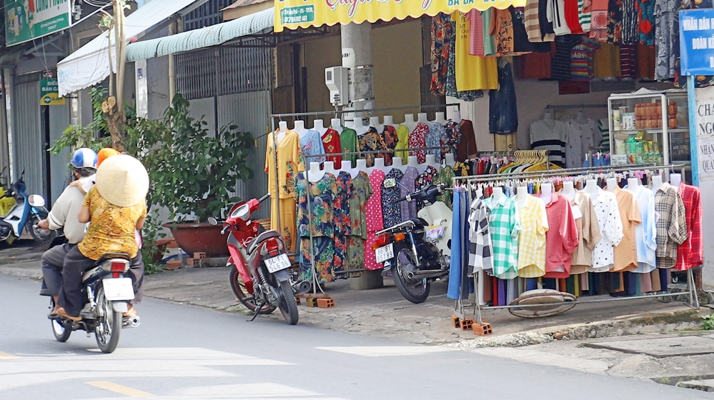 Cửa hàng mua bán quần áo xem vỉa hè là của riêng (ảnh chụp trên đường Trần Phú, Phường 4).