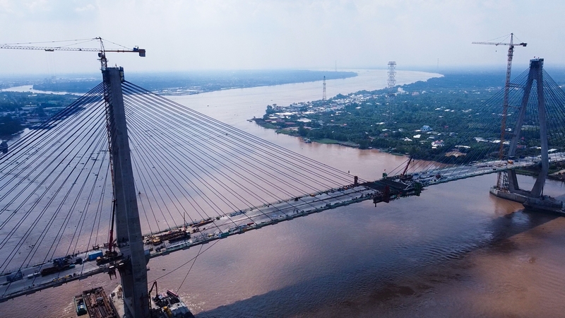 Đây là cầu dây văng lớn nhất hoàn toàn do các nhà thầu Việt Nam thiết kế và thi công. Đường dẫn hai đầu cầu dài 4,7km, phần thuộc địa phận tỉnh Tiền Giang dài 4,3km và phía Vĩnh Long dài 0,4km.