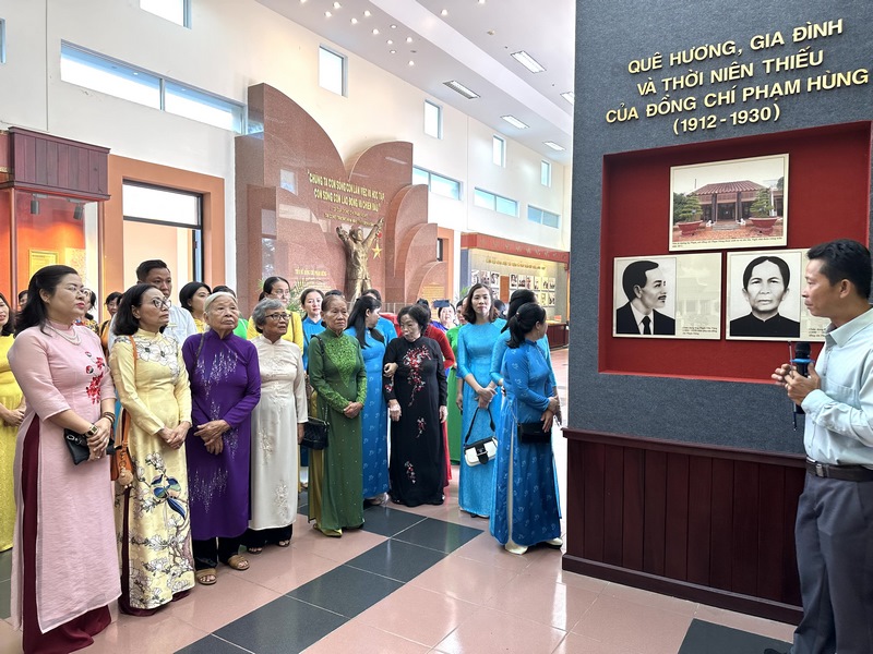 Đoàn đại biểu nữ tham quan phòng trưng bày và nghe thuyết minh về cuộc đời, sự nghiệp cách mạng của Chủ tịch HĐBT Phạm Hùng.