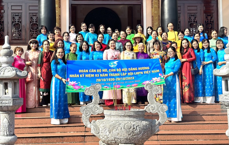 Đoàn cán bộ nữ và cán bộ hội qua các thời kỳ lưu lại khoảnh khắc ý nghĩa khi đến dâng hương ôn lại truyền thống lịch sử tại Khu lưu niệm Chủ tịch HĐBT Phạm Hùng.