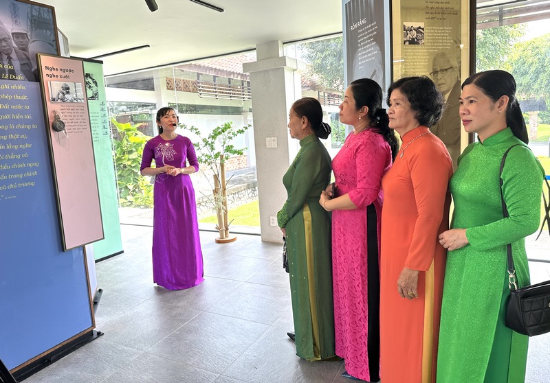 Cán bộ, hội viên phụ nữ cơ sở tham quan, nghe thuyết minh về cuộc đời, sự nghiệp hoạt động cách mạng của Thủ tướng Võ Văn Kiệt tại Khu lưu niệm Thủ tướng Võ Văn Kiệt (Vũng Liêm).