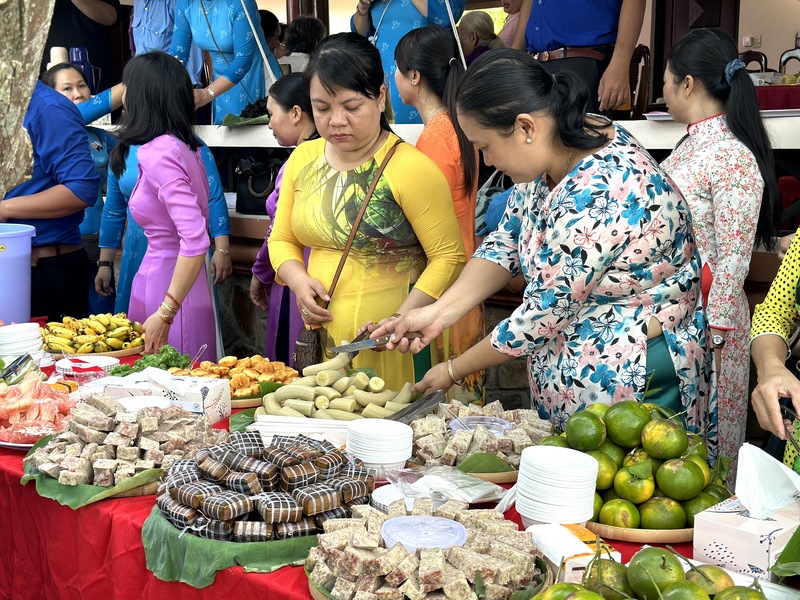 Hội viên, phụ nữ Vũng Liêm khéo tay trưng bày hàng bánh dân gian với đủ loại bánh ngon cho đại biểu thưởng thức.