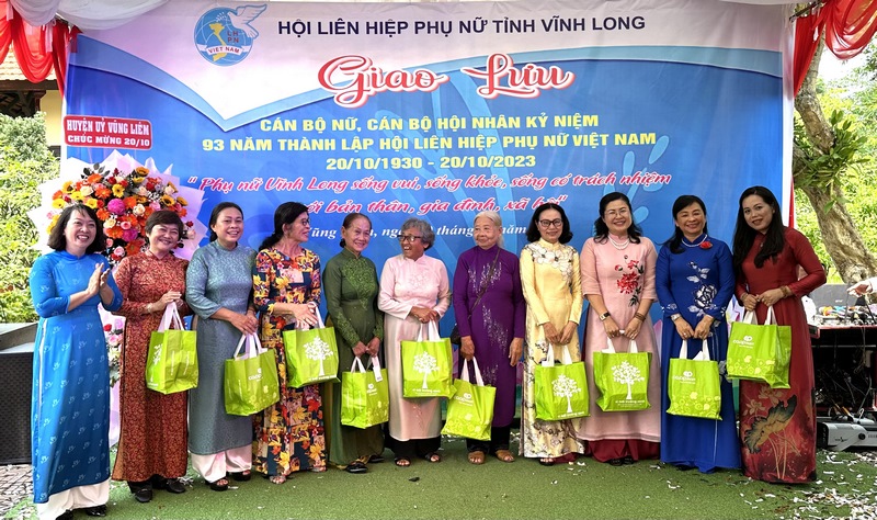 Hội LHPN tỉnh tặng quà mừng ngày 20/10 cho cán bộ nữ, cán bộ hội qua các thời kỳ.