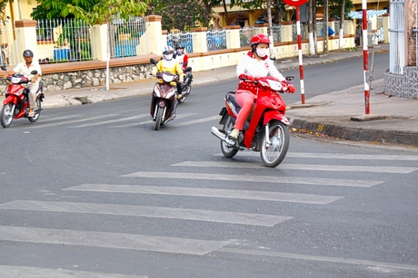 Người đi xe máy vi phạm phần đường, làn đường còn khá phổ biến.