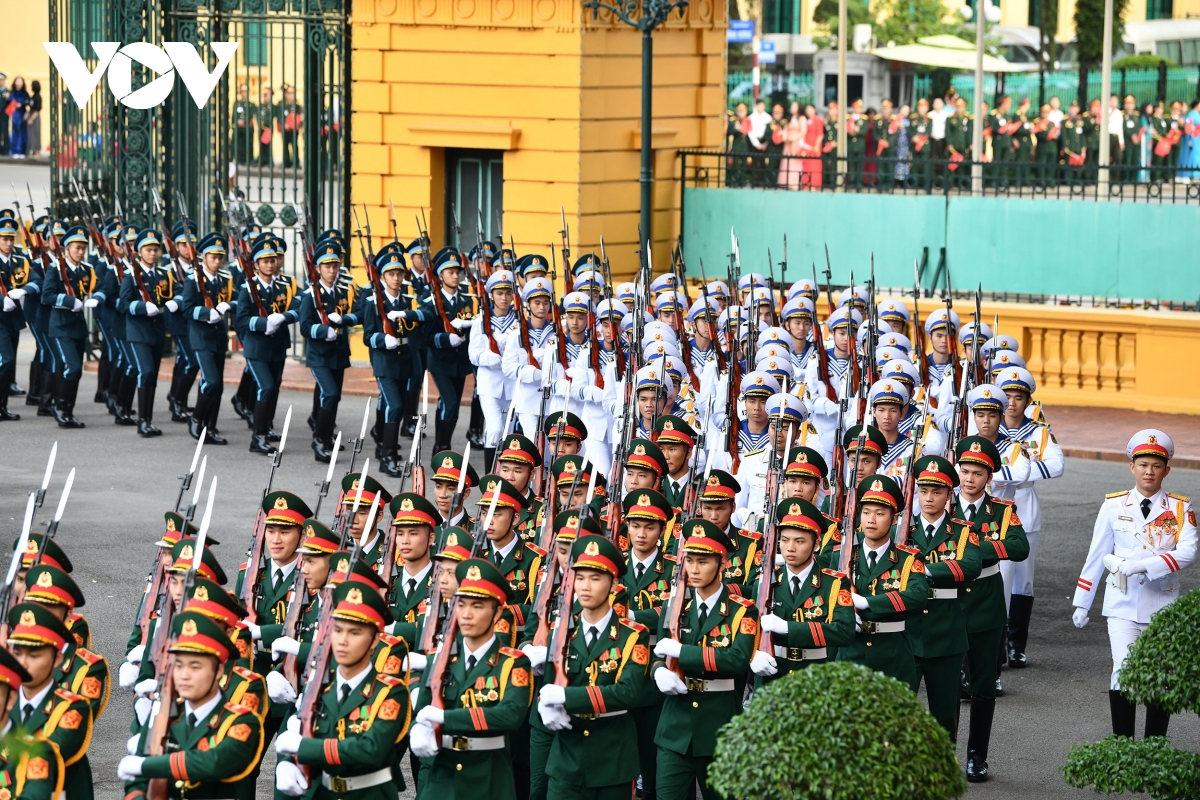 Đội danh dự Quân đội Nhân dân Việt Nam tiến vào Phủ Chủ tịch.