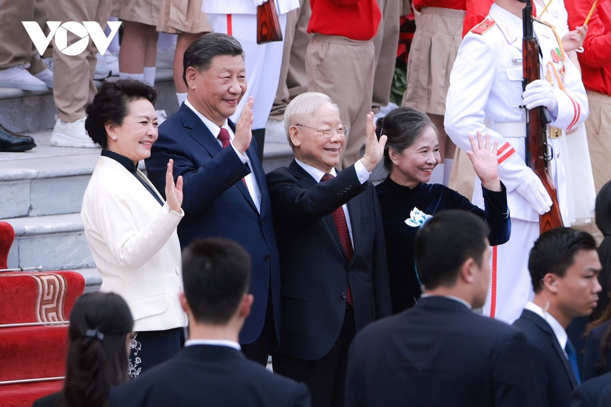 Tổng Bí thư Nguyễn Phú Trọng và Phu nhân, Tổng Bí thư, Chủ tịch Trung Quốc Tập Cận Bình và Phu nhân vẫy chào quan khách.