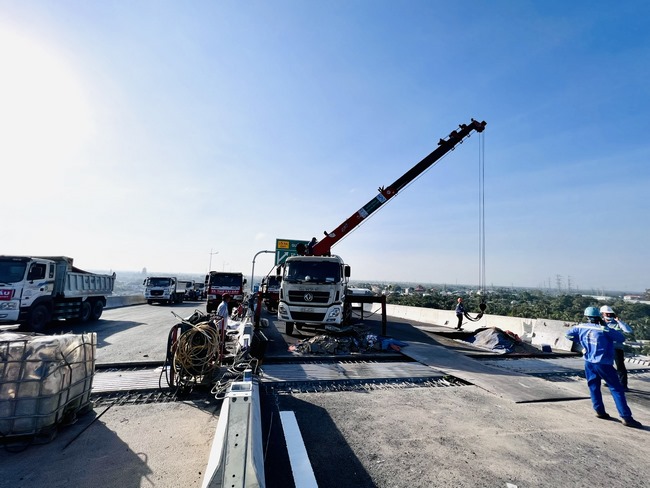 Trên cầu Mỹ Thuận 2, hiện các đơn vị thi công đang hoàn thiện mặt đường nhịp cầu chính, sơn kẻ vạch đường, lắp đặt hệ thống hộ lan, lan can, hệ thống chiếu sáng…
