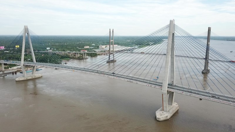 Cách cầu Mỹ Thuận gần 400m về phía thượng lưu, cầu dây văng Mỹ Thuận 2 với quy mô hiện đại, có vốn đầu tư 5.000 tỷ đồng.