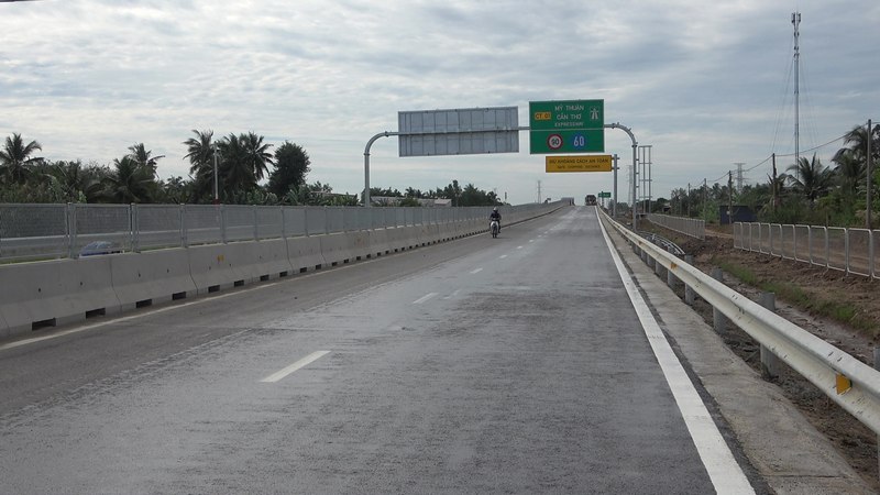 Cầu Mỹ Thuận 2 nối thông trục đường cao tốc dài 120km từ TP Hồ Chí Minh về miền Tây, tiết kiệm một nửa thời gian di chuyển so với trước đây.