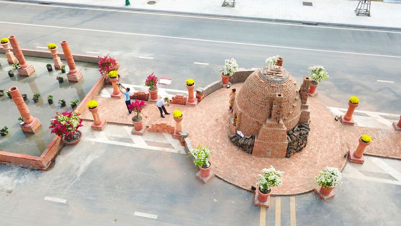 Trên con đường gốm được xây dựng một lò nung gốm thu nhỏ tái hiện cho khách tham quan biết lò nung gốm, gạch của người dân Vĩnh Long .