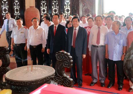 Đoàn đến viếng Khu lưu niệm Chủ tịch HĐBT Phạm Hùng