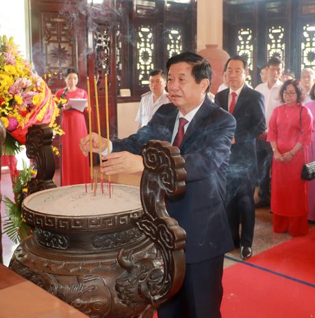 Bí thư Tỉnh ủy- Bùi Văn Nghiêm dâng hương tưởng nhớ cố Chủ tịch HĐBT Phạm Hùng.