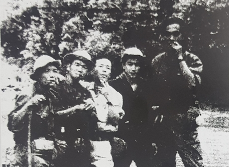 Từ trái sang: Họa sĩ Thanh Châu, họa sĩ Huỳnh Quốc Trọng cùng đồng đội vượt Trường Sơn vào Nam. Ảnh: TL