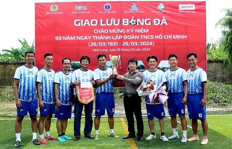 Giám đốc Viettel Vĩnh Long Phạm Hải Dương trao cúp vô địch cho Sở GD-ĐT.