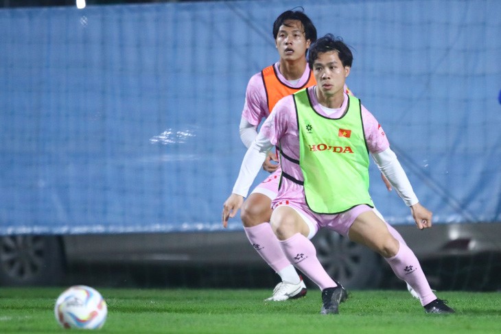 Tiền đạo Công Phượng (áo xanh lá) tập cùng các cầu thủ U23 vào tối 15/3 - Ảnh: MINH ĐỨC