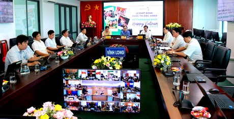 Phó Chủ tịch UBND tỉnh- Nguyễn Thị Quyên Thanh tham dự lễ phát động tại điểm cầu tỉnh Vĩnh Long.